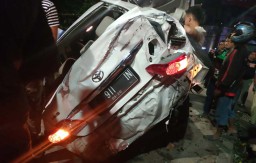 Kronologi Mobil Jungkir Balik Tabrak Taman Air Mancur di Surabaya