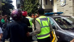 Nyelonong Tarik Motor di Gedung DPRD Jatim, 2 Debt Collector Diamankan