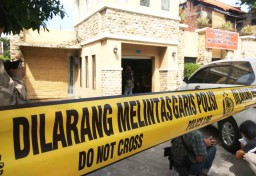 Polisi Geledah Rumah Jahit Milik Terduga Teroris Surabaya