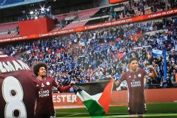 Juara Piala FA, 2 Pemain Leicester Rayakan dengan Kibarkan Bendera Palestina