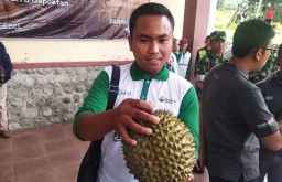 Mencicipi Legitnya Durian Kanjeng Asal Ponorogo