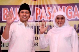 Sebelum Nyoblos, Cawagub Emil Ritual Sungkeman ke Orangtua