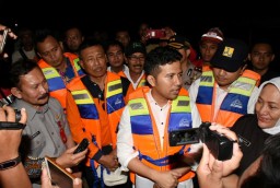Naik Perahu, Wagub Jatim Emil Cek Kondisi dan Kerusakan Bengawan Solo