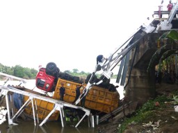 Dievakuasi, Truk Korban Jembatan Widang Dikurangi Beban Muatannya