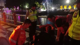 Pria Paruh Baya yang Tercebur di Kalimas, Berhasil Diselamatkan