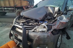 Sopir Diduga Mengantuk, Toyota Innova Seruduk Pantat Truk