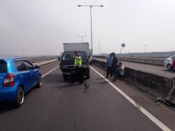 Mobil Boks Tabrak Beton Barrier di Jalan Tol Romokalisari