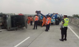 Mobil Isuzu Elf Terguling di Tol Sumo, 13 Penumpang Terluka
