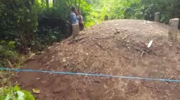 Fenomena Unik, Tanah Kuburan ini Mendadak Menggelembung Makin Tinggi