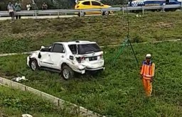 Mobil Fortuner Ringsek Tabrak Pembatas Jalan Tol Madiun