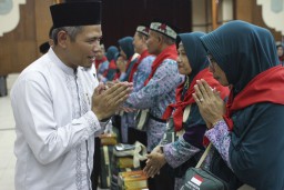 P3H Semen Indonesia Berangkatkan 192 JCH Menuju Asrama Haji Surabaya