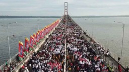 Foto: Peserta Millenial Road Safety Festival di Suramadu Membludak