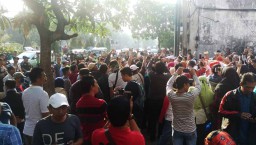 Polisi Bubarkan Massa Aksi #2019GantiPresiden di Tugu Pahlawan