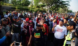 Aksi Dibubarkan, Pro #2019GantiPresiden Pilih Kelilingi Tugu Pahlawan