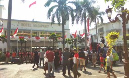 Massa Penolak #2019GantiPresiden Gelar Aksi di Jalan Tunjungan
