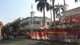 Massa Kontra #2019GantiPresiden Hadang Ahmad Dhani di Tunjungan