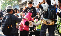 Bubarkan Aksi #2019GantiPresiden di Surabaya, Satu Polwan Terluka