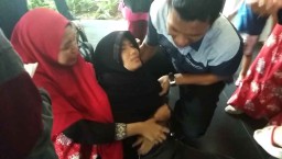 Selamat dari Gempa Palu, Ibu ini Pingsan saat Tiba di Banyuwangi