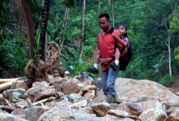 Akses Desa di Pacitan Putus, Bapak Gendong Anak ke Sekolah 