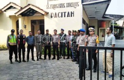 Pastikan Keamanan Gereja, Polisi di Pacitan Sebar Anggota Kawal Misa