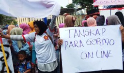 Ada Atribut Partai di Aksi Emak-emak 'Labrak' Polisi Soal Prostitusi