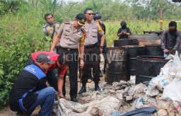 Polres Gresik Bongkar Pengolahan Limbah Minyak Goreng Tanpa Izin
