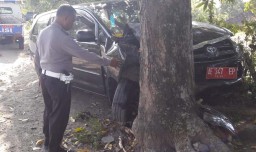 Mobil Dinas Pemkab Madiun Tabrak Pohon di Ngawi