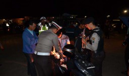 Kelabuhi Polisi, Pemuda ini Sembunyikan Miras di Dalam Jok Motor