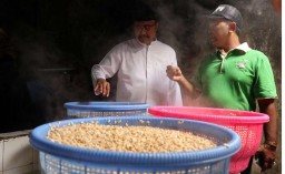 Ketika Pengerajin Tempe Mengeluh kepada Gus Ipul