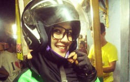 Mengenal Nur Ma'rifat, Driver Ojek Online Cantik Asal Sidoarjo