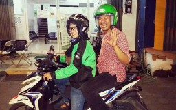Kilas Berita Hot: Driver Ojek Online Cantik hingga Duel Dua Preman