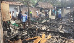 Diduga Korsleting Listrik, Gudang Mebel di Banyuwangi Ludes Terbakar