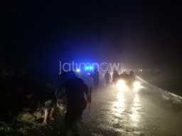 Berita Foto: Petugas Berjibaku Bersihkan Longsor di Jalur Gumitir