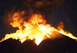 Erupsi, Gunung Agung Lontarkan Lava Sejauh 1,5 Kilometer