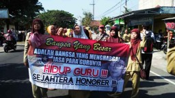 Tuntut Kenaikan Gaji, Ribuan Guru di Blitar Mogok Mengajar