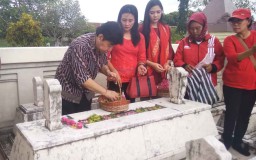 Minta Restu Pencalegan, Guruh Sukarno Ziarah ke Makam Leluhur
