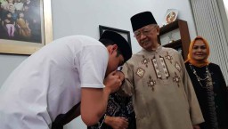  Usai Jenguk Ahmad Dhani, Al Ghazali Ziarah ke Makam Gus Dur
