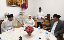 Datang di Grahadi, Gus Ipul Lantunkan Lagu 'Wis Wayahe Ibu Khofifah'