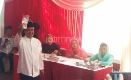 Usai Nyoblos di TPS 03, Gus Ipul: Saya Serahkan Kepada Masyarakat