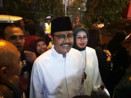 Tebar Senyum, Gus Ipul Datangi Acara Debat Pilgub Bersama Istri