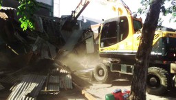 Melanggar Rumija, 11 Bangunan di Jalan Semarang Surabaya Dibongkar