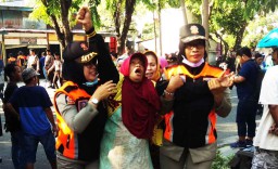 Penertiban 11 Bangunan di Jalan Semarang Surabaya Diwarnai Isak Tangis