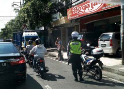Hadang Truk Lawan Arus, Aiptu Antasari  Dipuji Warga dan Pengendara