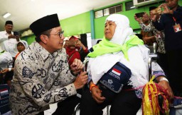 Menteri Agama Lepas 450 JCH Kloter Pertama Embarkasi Surabaya