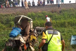 Mobil Pikap Hancur Tersambar KA di Jombang