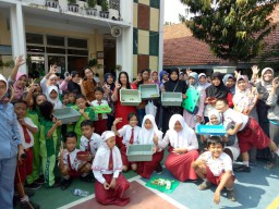Peringati Hardiknas, Pelajar di Surabaya Semai Benih Sawi Hidroponik