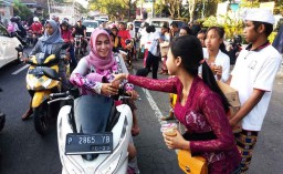 Indahnya Kerukunan, Pemuda Hindu di Banyuwangi Bagi Ratusan Takjil