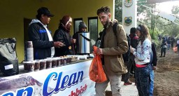 Sekantong Sampah di Kawah Ijen Bisa Ditukar dengan Kopi dan Snack