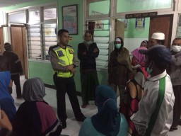 Berita Foto: Polisi Evakuasi Warga Terdampak Gas Beracun Kawah Ijen