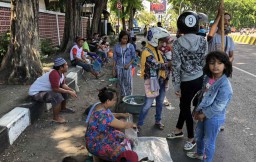 Warga Kali Jagir Surabaya Ketiban Rejeki Ikan Mabuk
